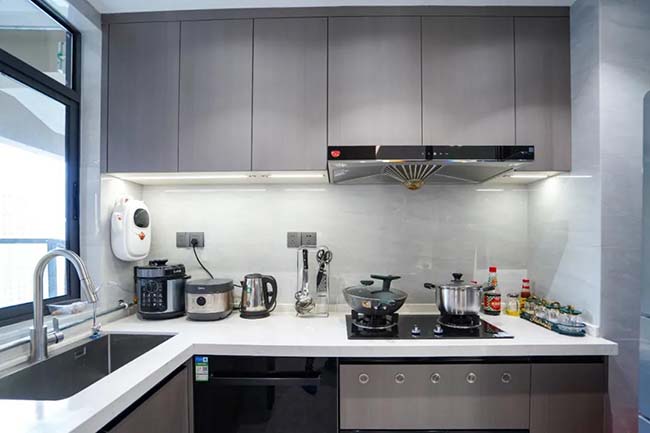 90㎡現(xiàn)代三居，舍主燈換燈帶，巧妙的色彩混搭，打造年輕有趣的生活